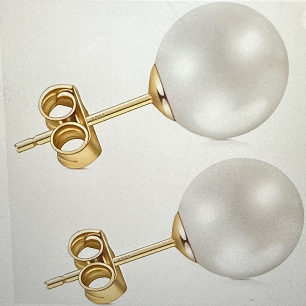 Women’s Elegant Gold and Pearl Stud Earrings